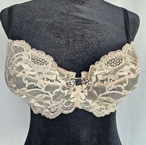 Victorias Secret Elegant Lace Cream and Black Bra